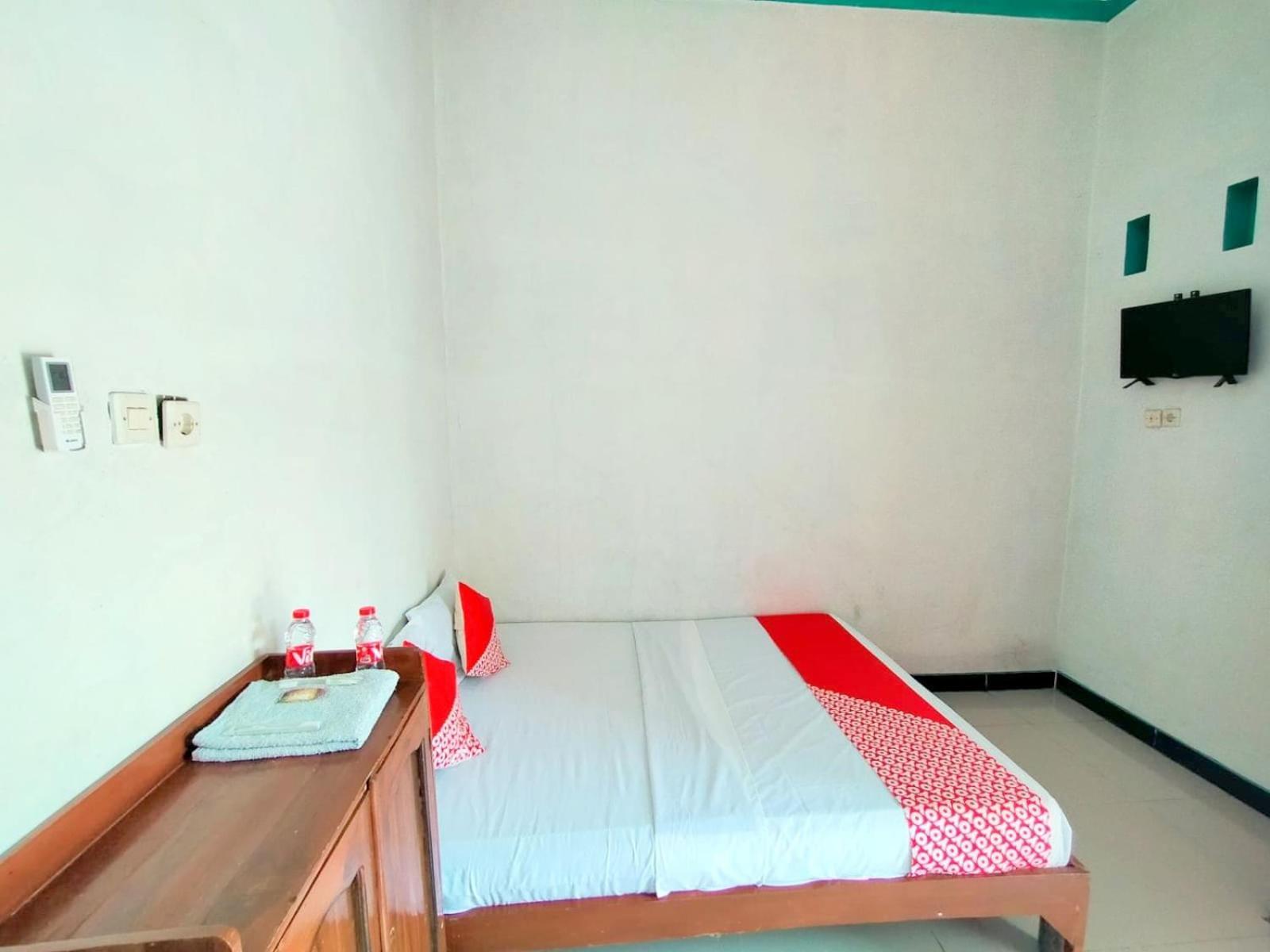 Griya Annisa Hotel Tegal  Buitenkant foto