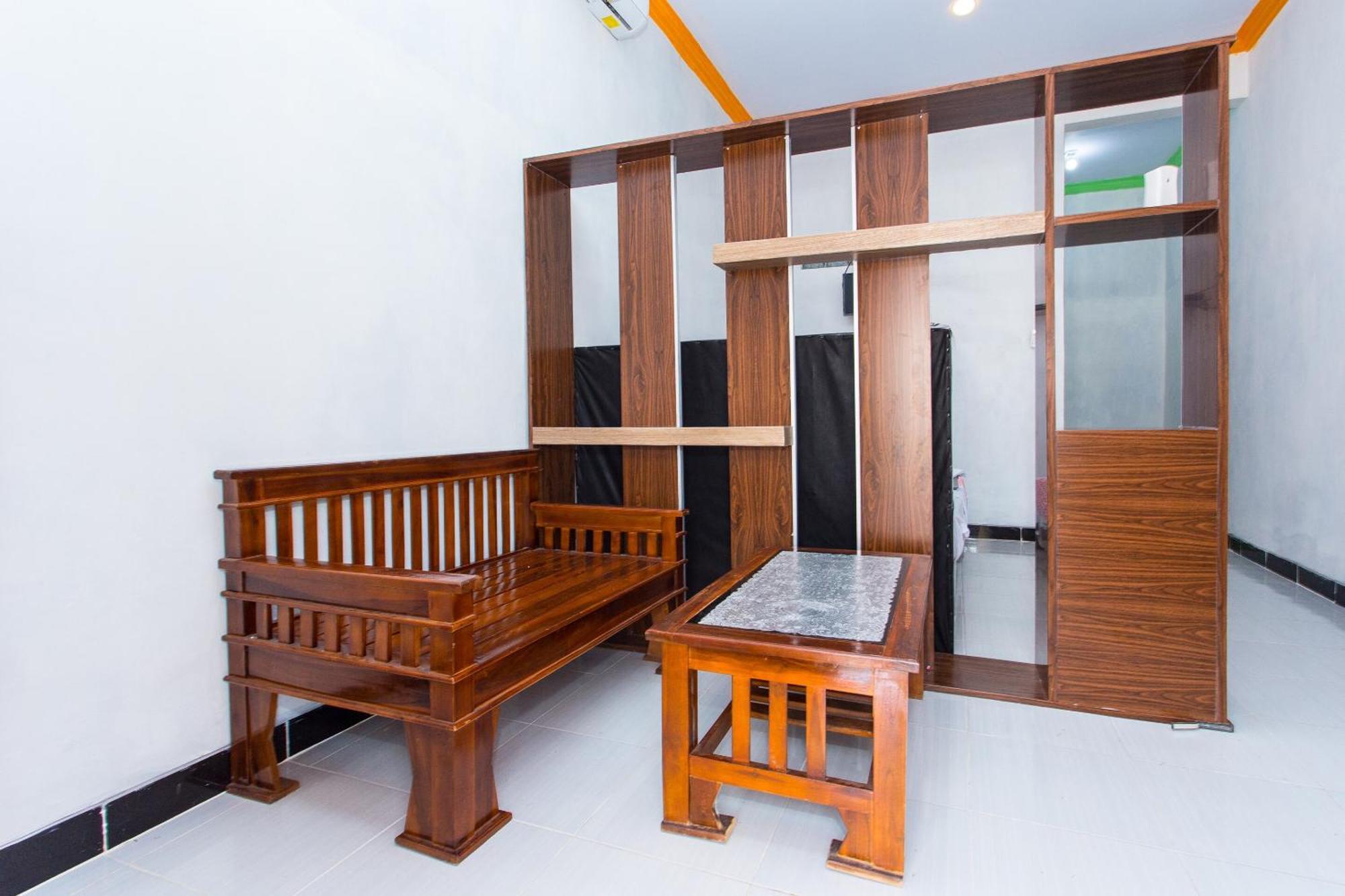 Griya Annisa Hotel Tegal  Buitenkant foto